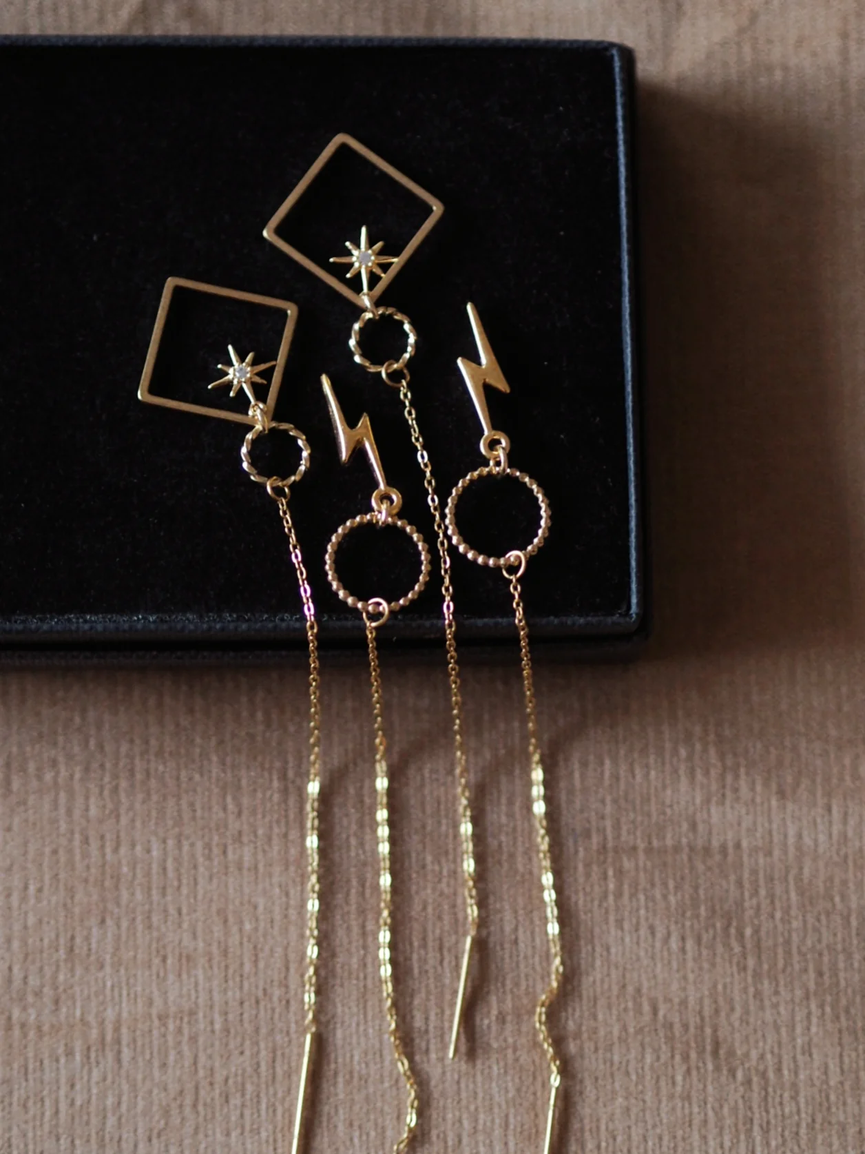 Andrea Atlas Signature Chain Earrings N°65 in Gold - Image 3