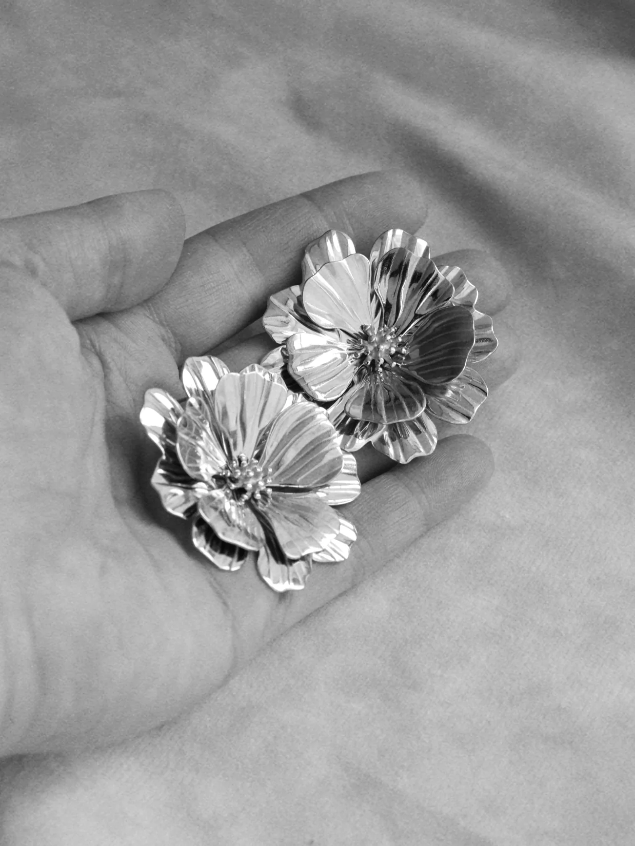 Anthoaneta Flower Earrings in Gold - Image 2