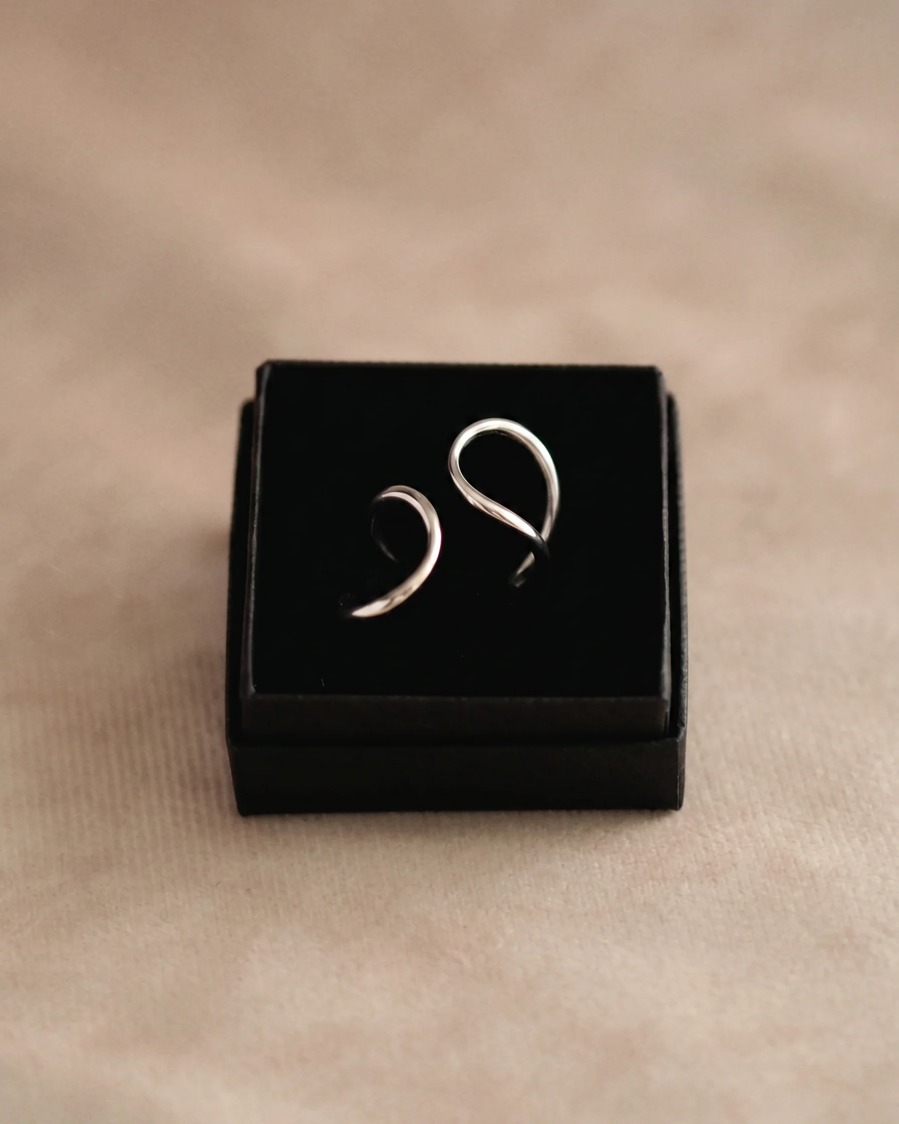 Elise Hugging Ring in Silver - Image 3