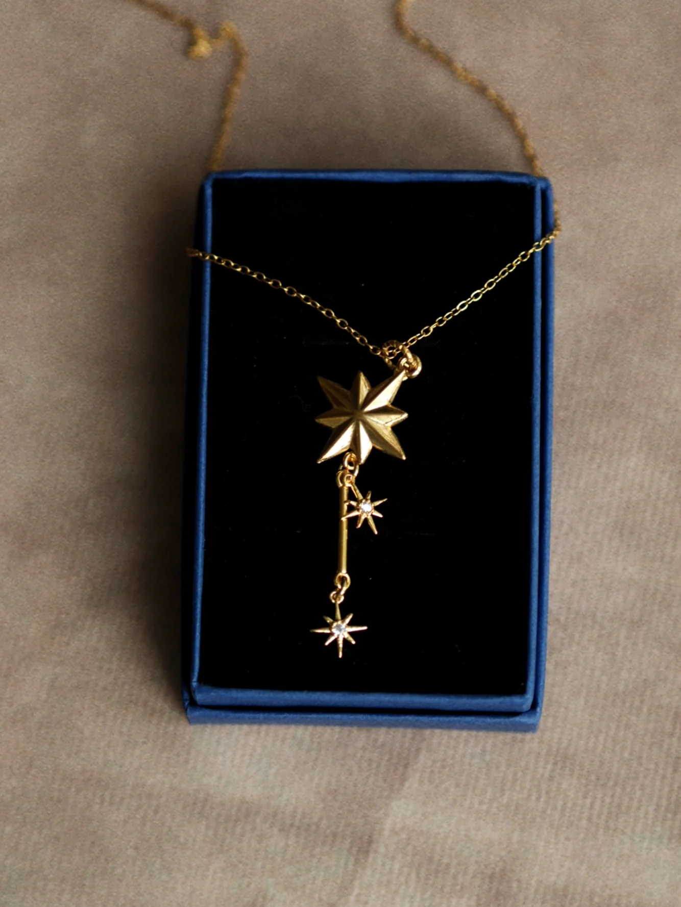 Seren Necklace 3 Stars in Gold / Limited Collection Sparkle - Image 2